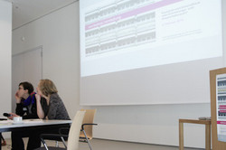 Zwei Rednerinnen an einem Tisch sitzend