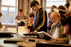 StadtSPÄHER in Hagen Teilnehmende beim Sichtendes Materials