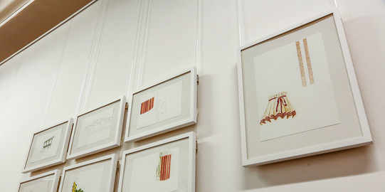 Gerahmte Bilder in einer Ausstellung Sieben gerahmte Bilder hängen in einer Ausstellung an der Wand.