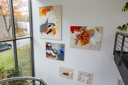 Ausstellung Campus Süd In einer Ausstellung am Campus Süd hängen Bilder an der Wand.